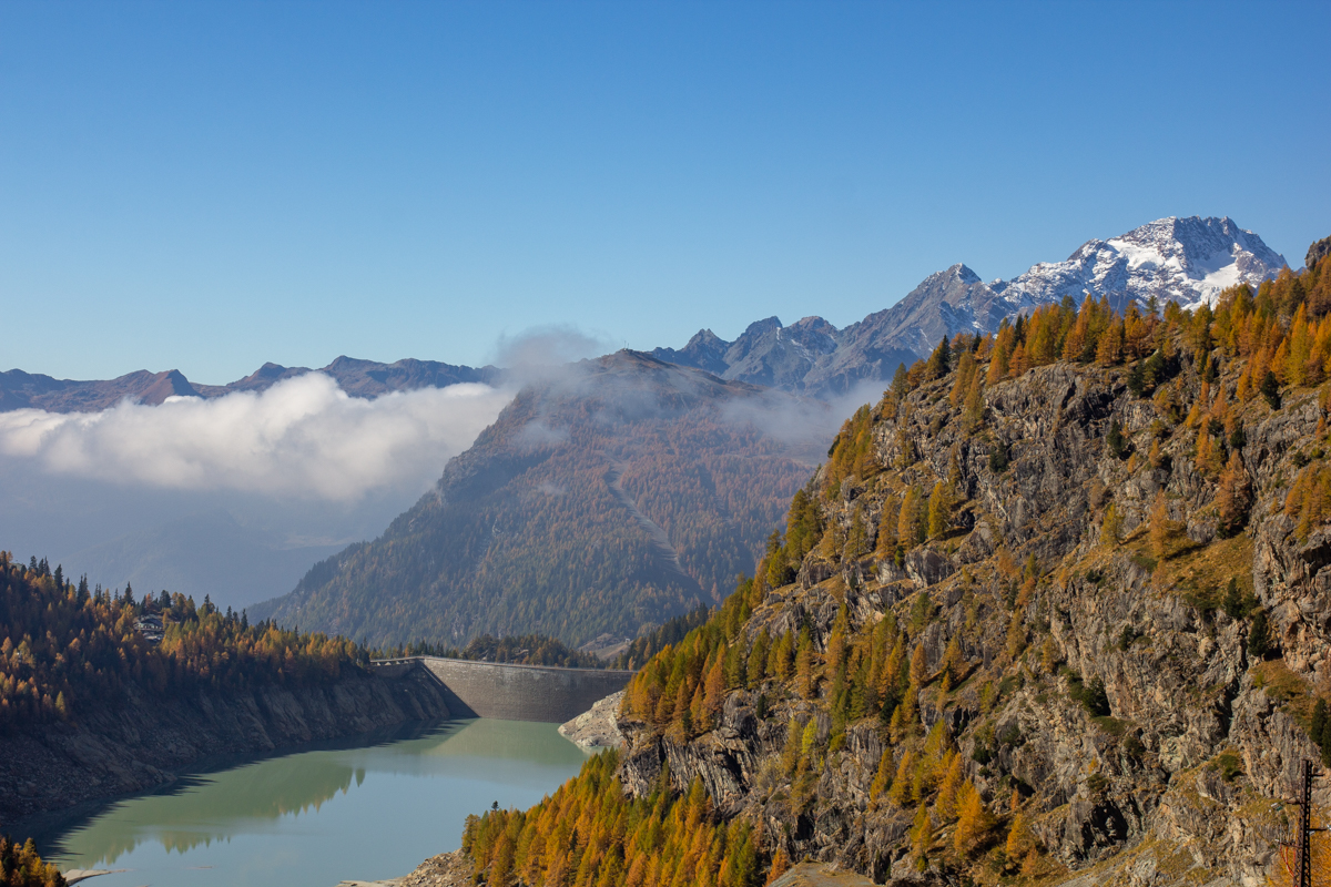 Foliage in Valmalenco: lago con larici in autunno