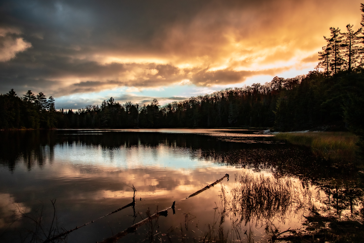 Tramonto infuocato su un lago