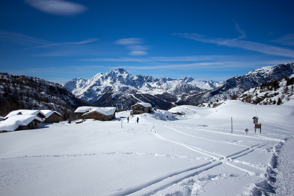 Alpeggio in inverno con vista su cime innevate