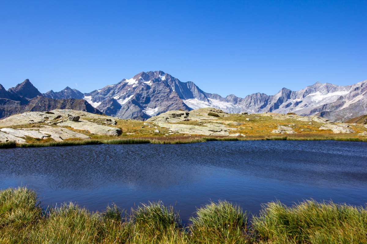 Laghetto alpino con montagna sullo sfondo